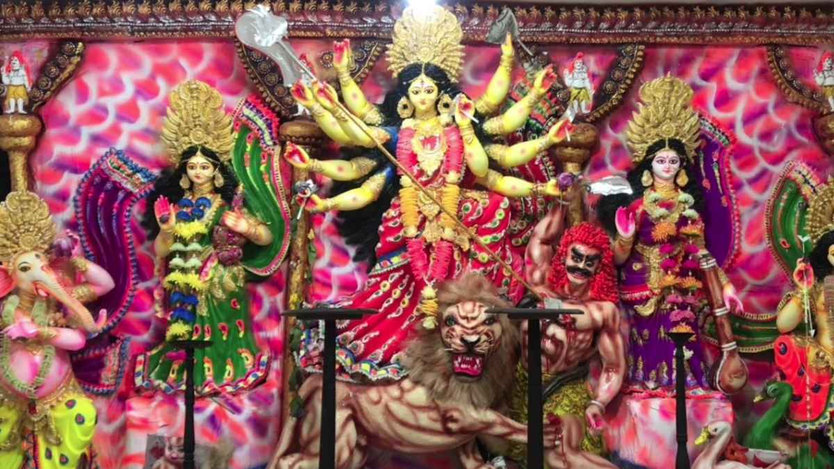 গোপালগঞ্জে সন্ধিপূজায় মণ্ডপে মণ্ডপে ভক্তদের ভিড়