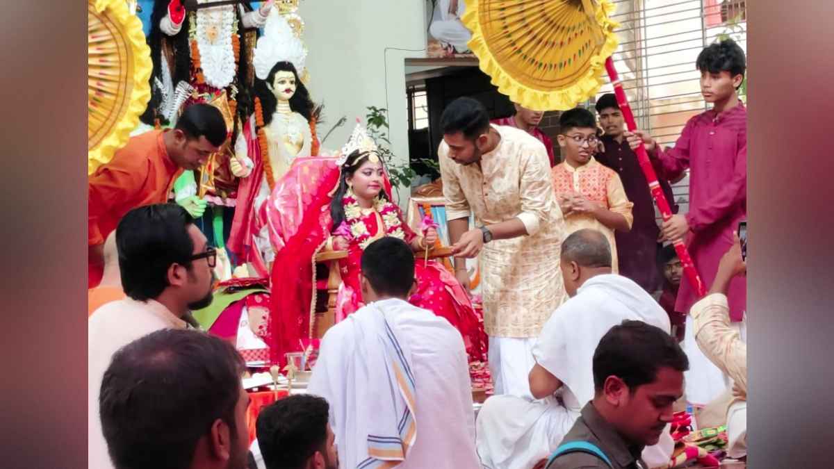 শঙ্খধ্বনি-ঢাকের বাদ্যে ময়মনসিংহে মহাসমারোহে মহাঅষ্টমী উদযাপন