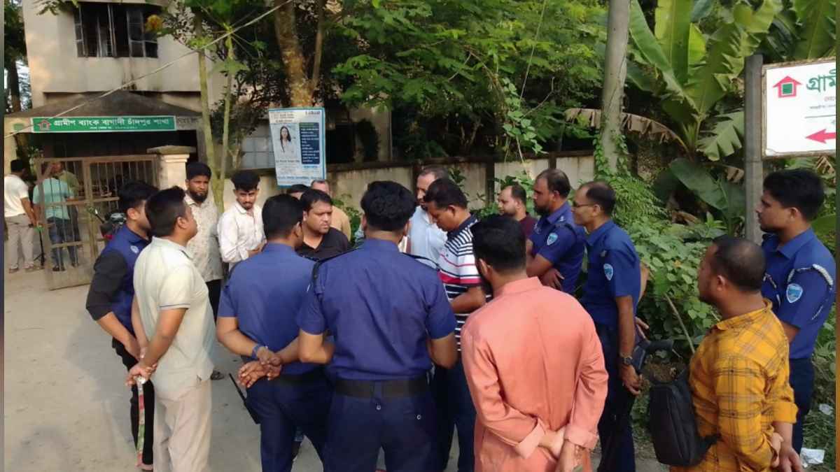 চাঁদপুরে গ্রামীণ ব্যাংকে দুর্বৃত্তের আগুন