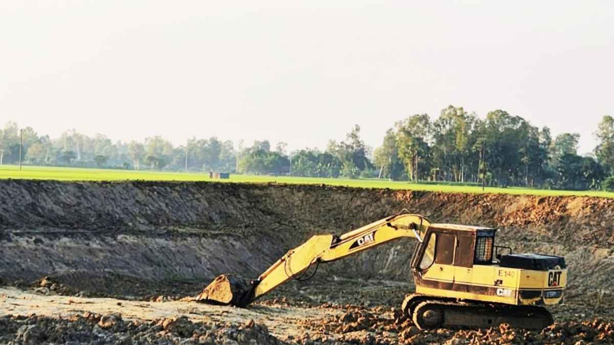 সিরাজগঞ্জে তিন ফসলি জমিতে অবৈধ পুকুর খনন, কঠোর অবস্থানে প্রশাসন