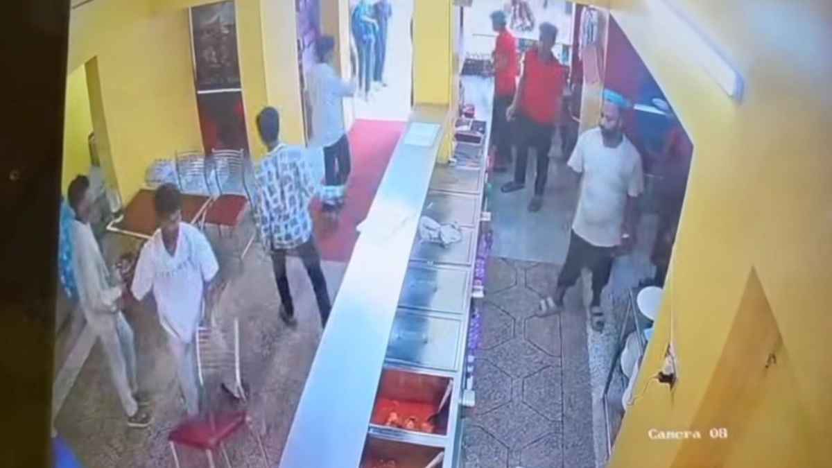 ফোন না ধরায় খুলনায় রেস্টুরেন্টে হামলা-ভাঙচুর
