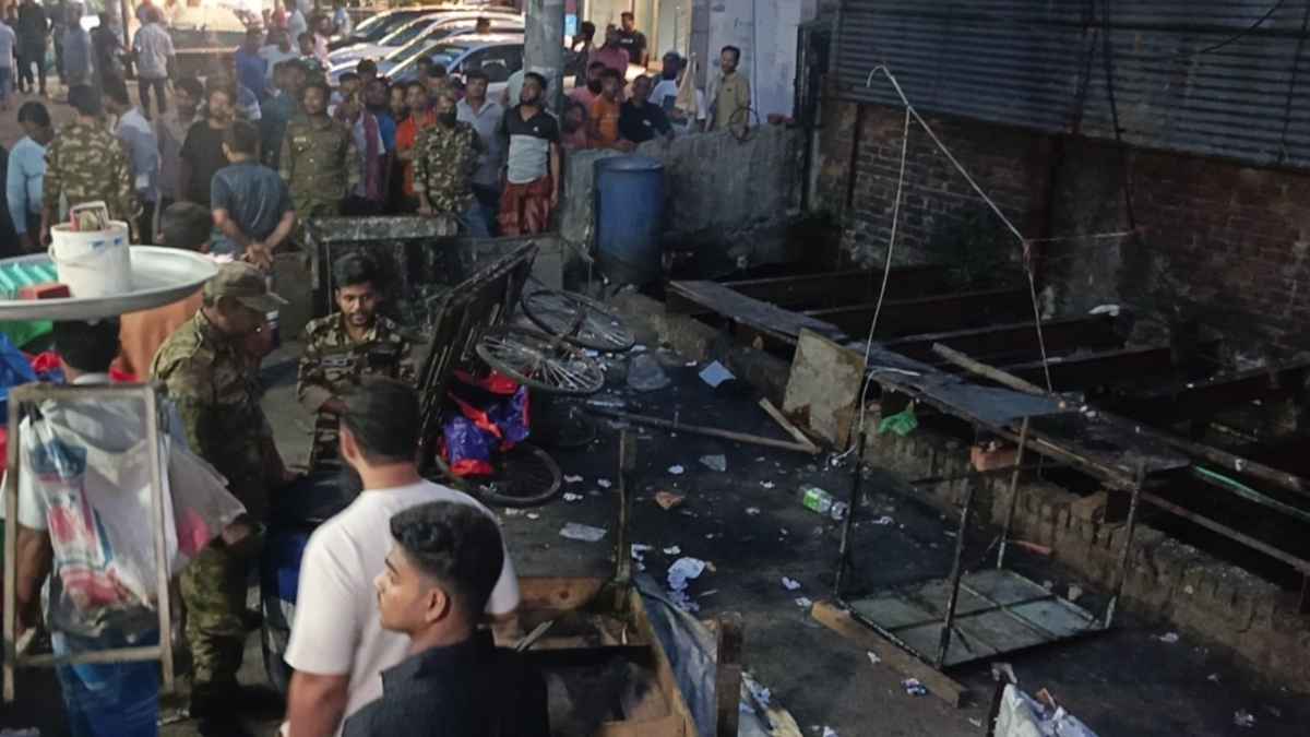 অবৈধ স্থাপনায় চসিকের অভিযান, তিনজনকে পুলিশে সোপর্দ