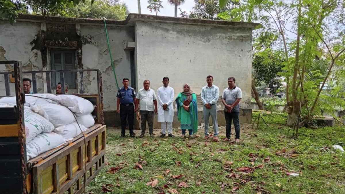ঝিনাইদহে ৪০ বস্তা সার পাচারের চেষ্টা, আটক ২