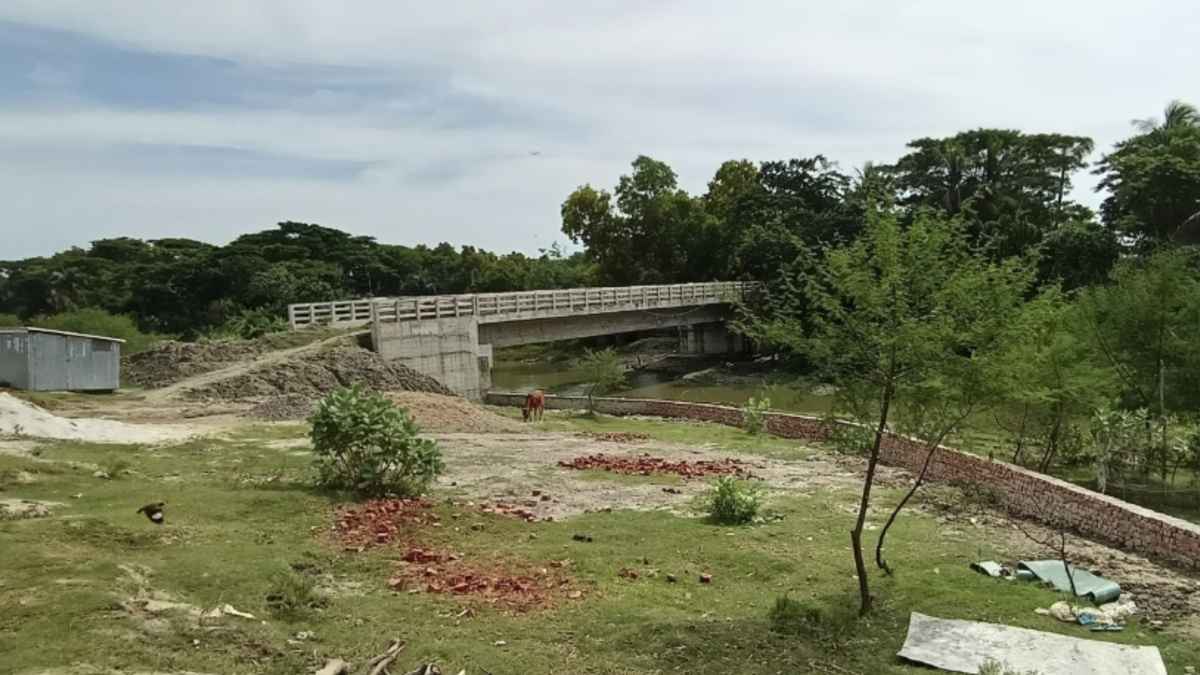 খাল নেই, রাস্তা নেই— গঙ্গামতিতে আড়াই কোটি টাকার সেতু কার জন্য?