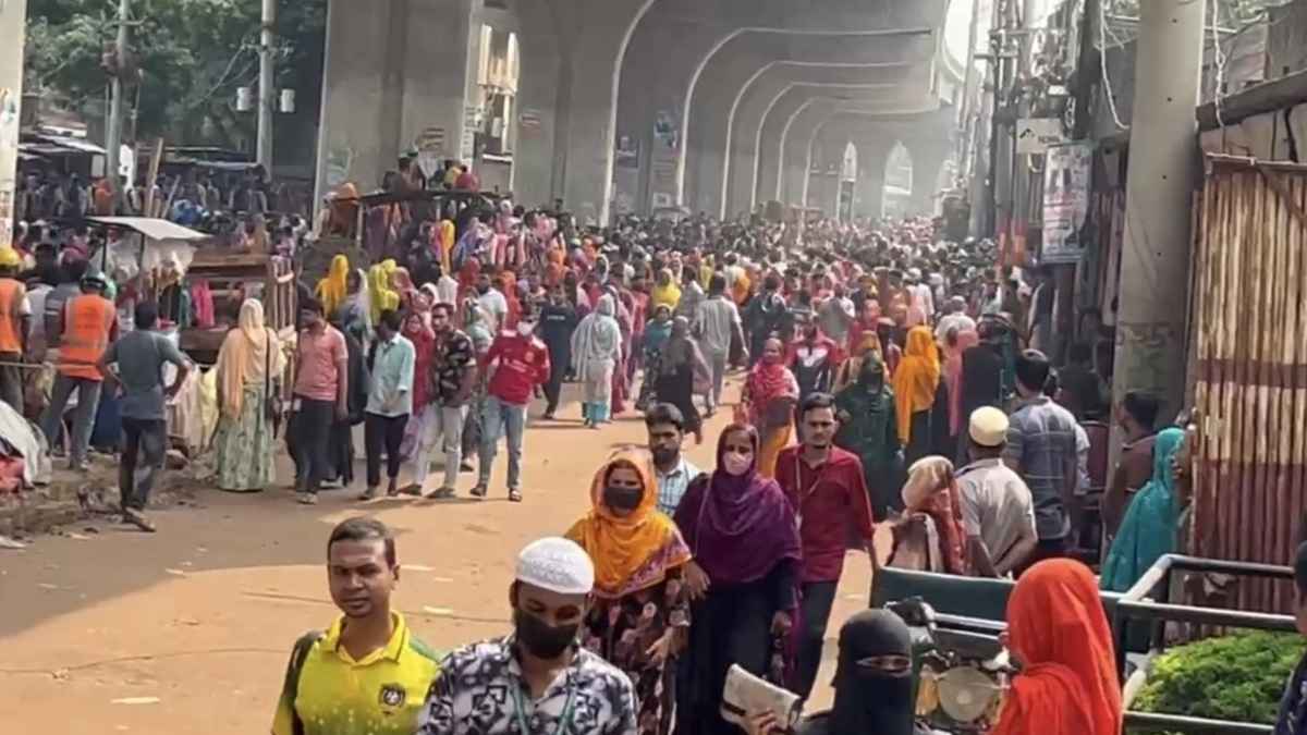 মজুরি বৃদ্ধির দাবিতে আশুলিয়ায় শ্রমিক-পুলিশ সংঘর্ষ, ২৫ কারখানায় ছুটি