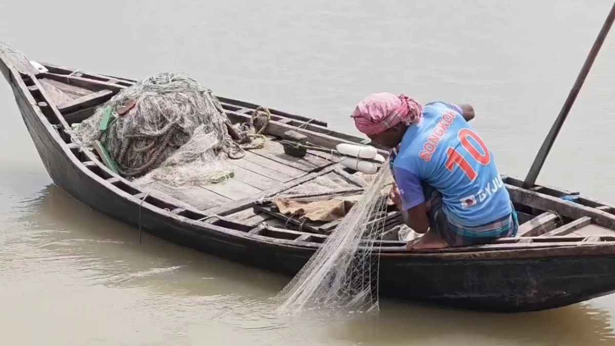 নিষেধাজ্ঞা শেষ হলেও মিলছে না ইলিশ, দুশ্চিন্তায় পিরোজপুরের হাজারো জেলে