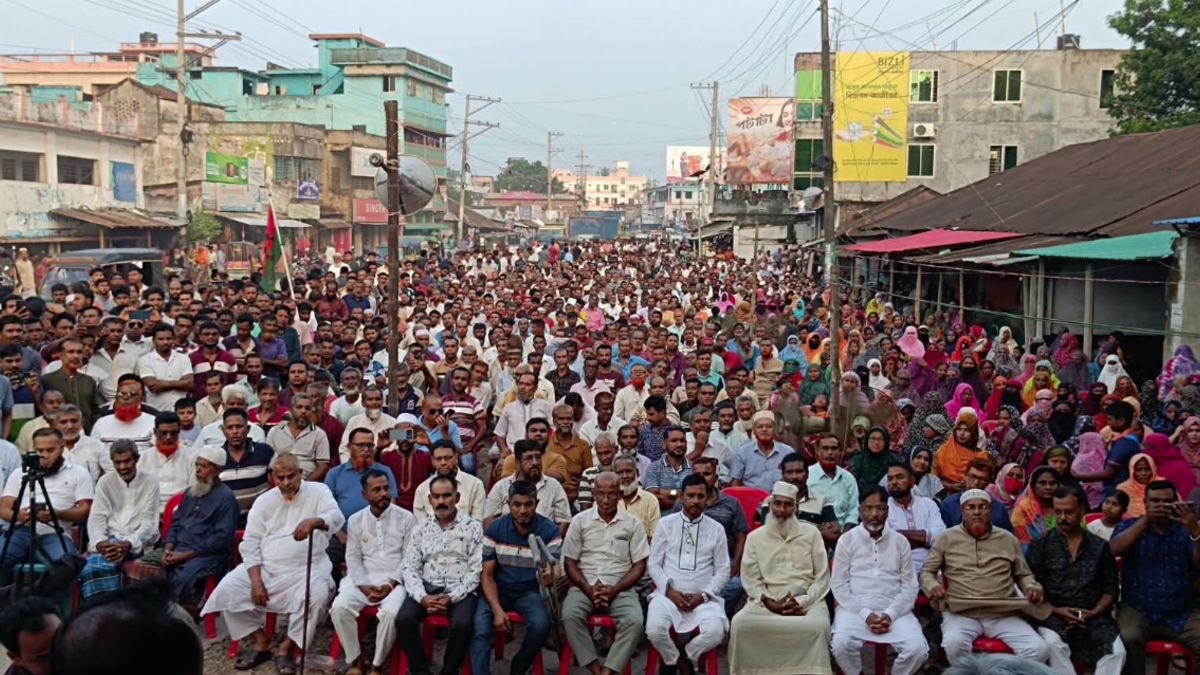শ্রোতাদের সারি। ছবি: ঢাকা মেইল
