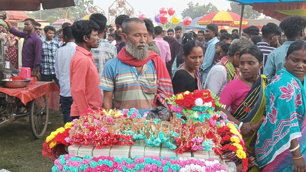 মেলায় হরেকরকম সামগ্রী কিনতে ক্রেতাদের ভিড়। ছবি: ঢাকা মেইল