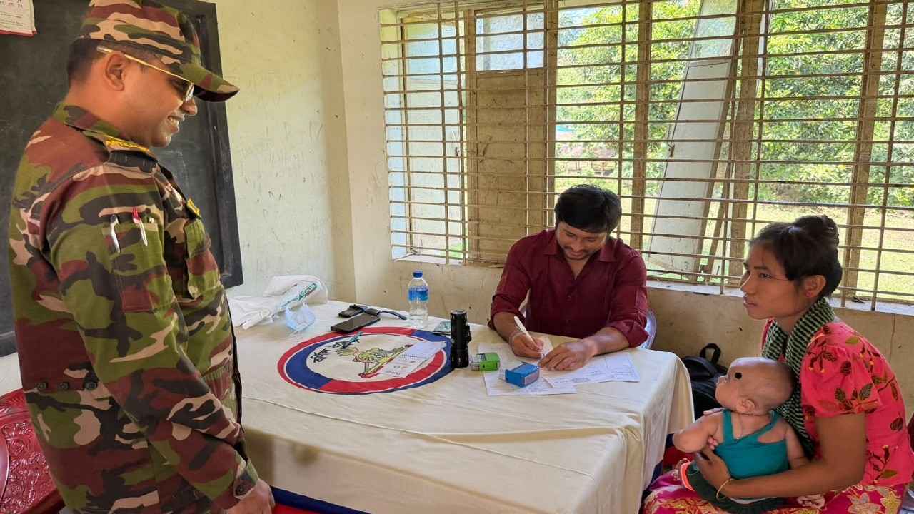 পাহাড়ের দুর্গম জনপদে বিনামূল্যে চিকিৎসাসেবা দিল লক্ষ্মীছড়ি সেনা জোন