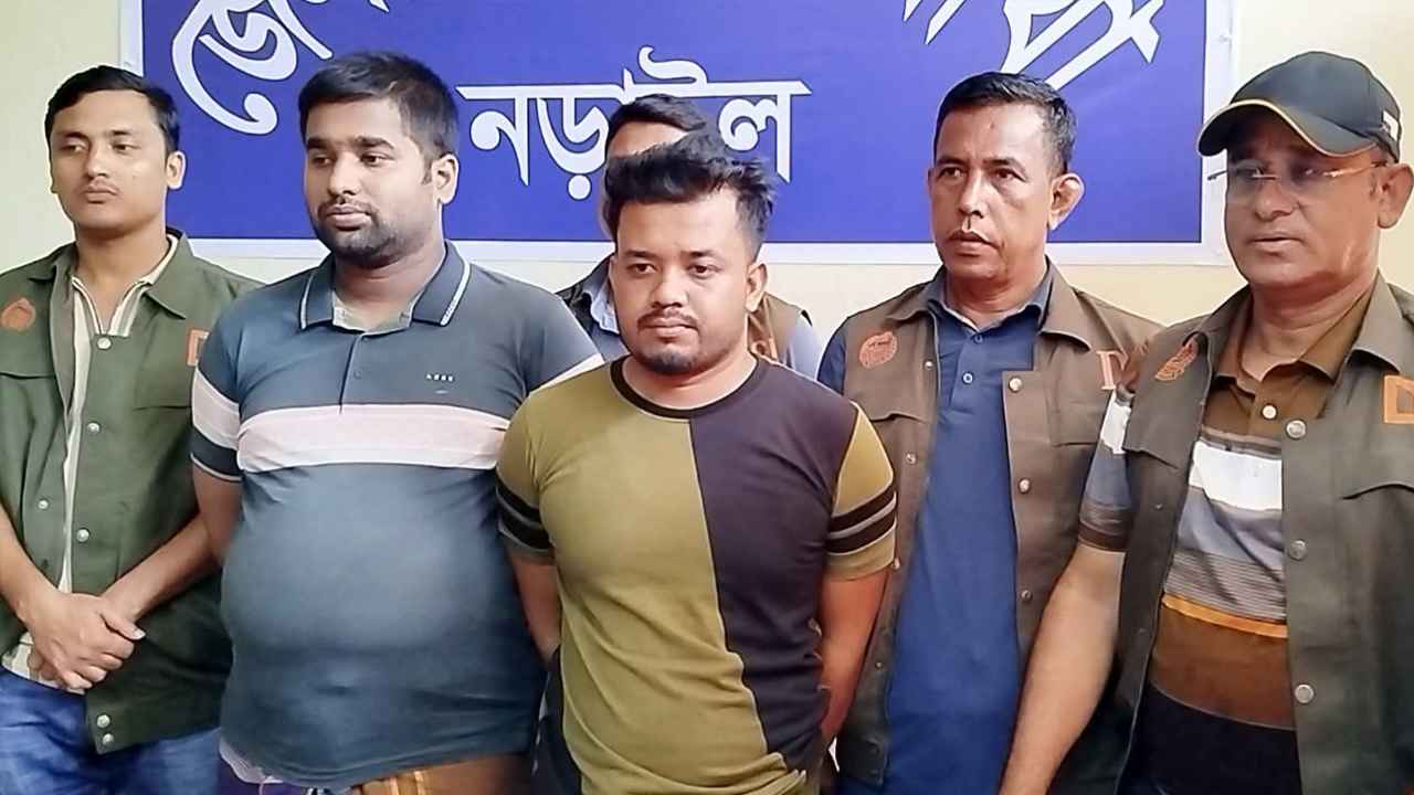 অনলাইনে চটকাদার বিজ্ঞাপন দিয়ে প্রতারণা, নড়াইলে গ্রেফতার ২