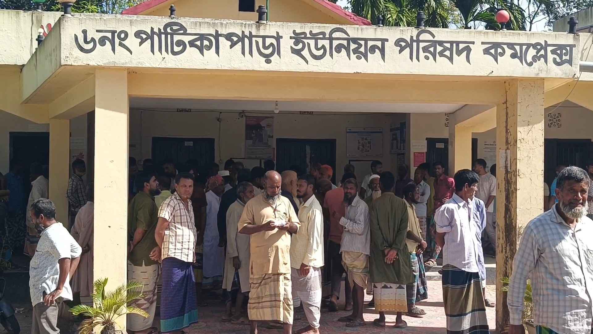 সারের দাবিতে মহাসড়ক অবরোধ, ডিলারের বিরুদ্ধে কালোবাজারির অভিযোগ