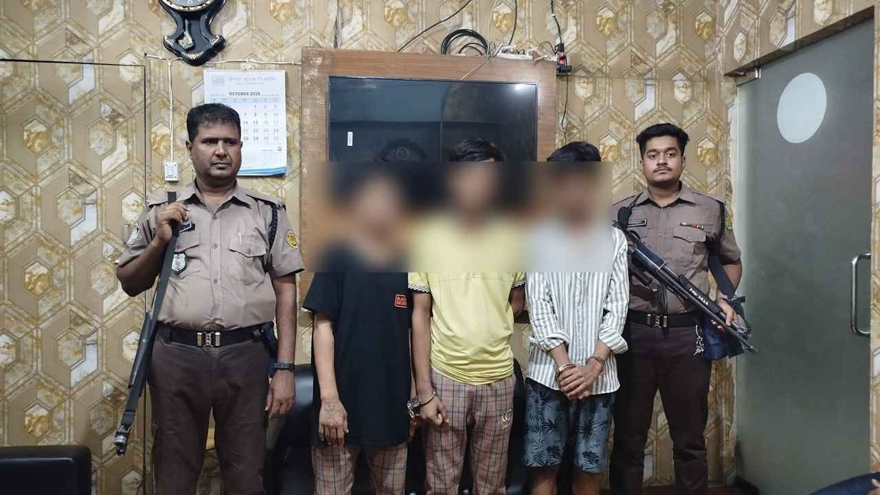 বংশালে সুইচ গিয়ার চাকুসহ ৩ পেশাদার ছিনতাইকারী গ্রেফতার