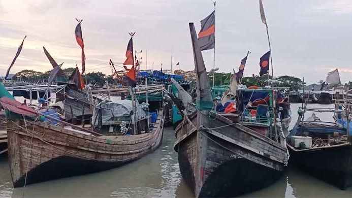মধ্যরাতে শেষ হচ্ছে ২২ দিনের নিষেধাজ্ঞা, সাগরে নামার প্রস্তুতিতে জেলেরা