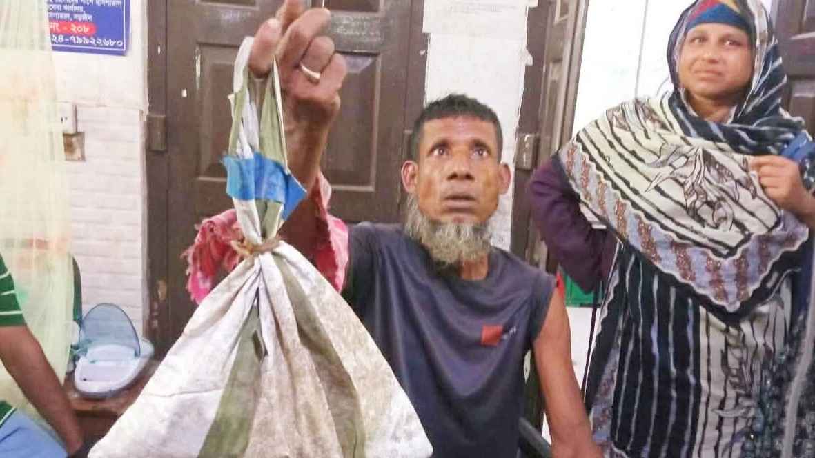 নড়াইলে সাপের কামড় খেয়ে সেই সাপ নিয়েই হাসপাতালে বৃদ্ধ