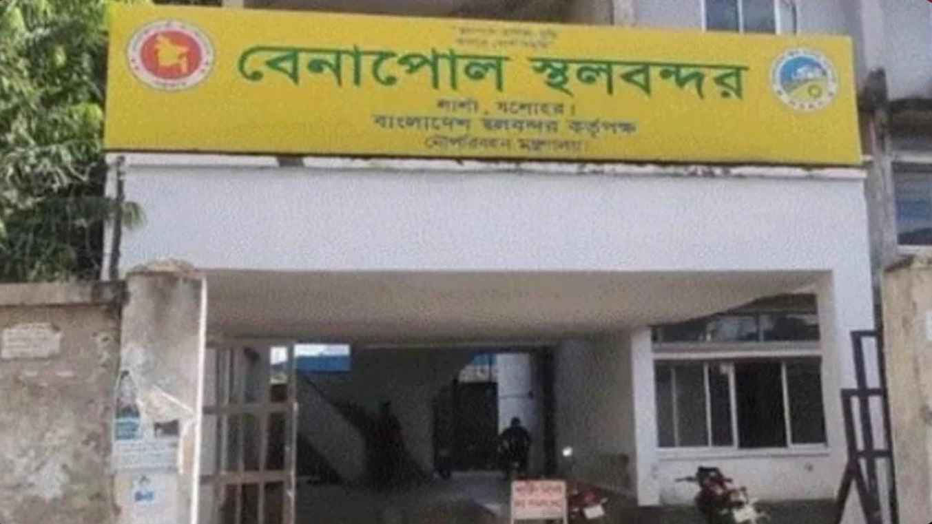 বেনাপোলে ৫৫ লাখ টাকার রাজস্ব ফাঁকির অভিযোগ, পণ্যসহ কাভার্ড ভ্যান আটক