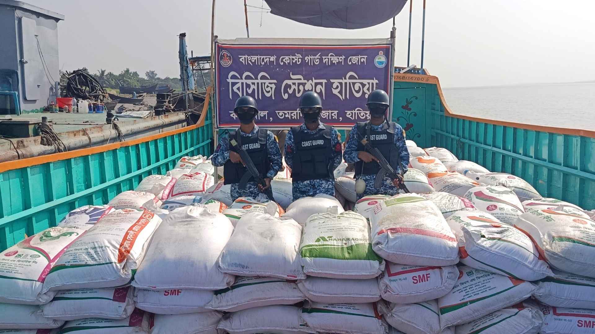 হাতিয়ায় ১৫ হাজার কেজি লাল চিনি জব্দ, পালালেন চোরাকারবারিরা