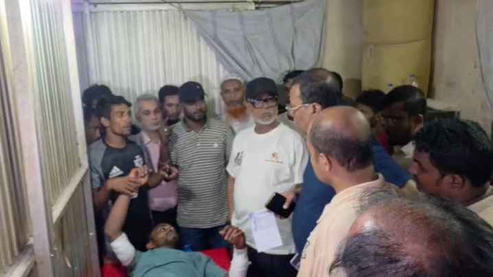 নারায়ণগঞ্জে জিয়া হলের নির্মাণকাজে বাধা, শ্রমিককে কুপিয়ে মালামাল লুট
