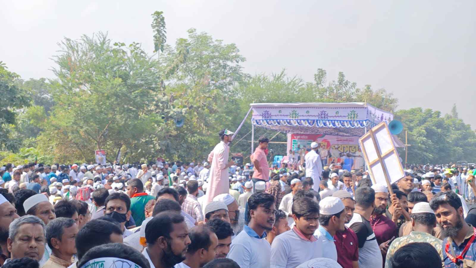 পদ্মা সেতুর দক্ষিণ প্রান্তে জনতার ঢল, নাওডোবায় ১১ দলীয় ঐক্যের সমাবেশ