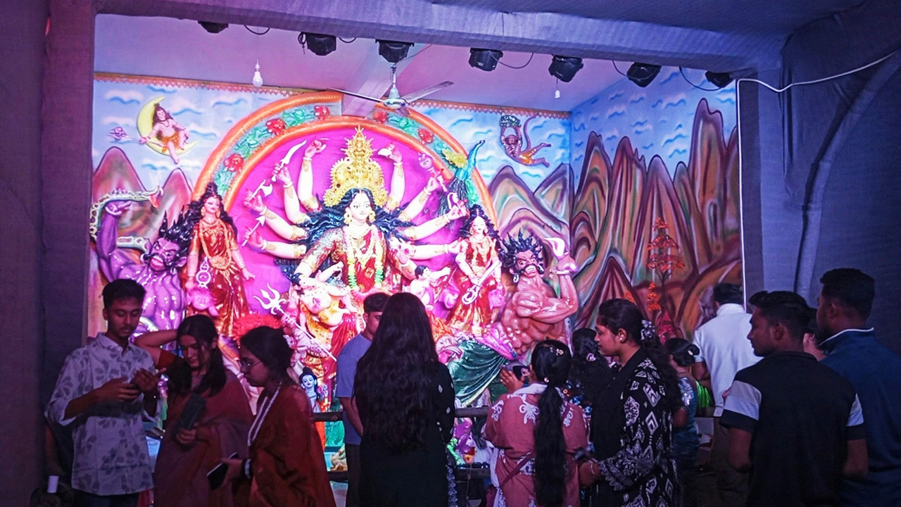 নড়াইল পৌরসভার মহিষখোলা এলাকায় মসজিদের পাশে মন্দিরে পূজা করছেন সনাতন ধর্মাবলম্বীরা। ছবি- ঢাকা মেইল