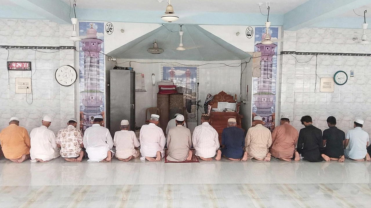 নড়াইল পৌরসভার মহিষখোলা এলাকায় মন্দিরে পাশে পাশাপাশি মসজিদে নামাজ আদায় করছেন স্থানীয়রা। ছবি- ঢাকা মেইল
