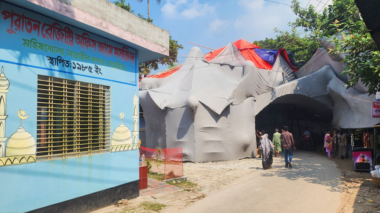নড়াইল পৌরসভার মহিষখোলা এলাকায় পাশাপাশি মসজিদ ও মন্দির। ছবি- ঢাকা মেইল