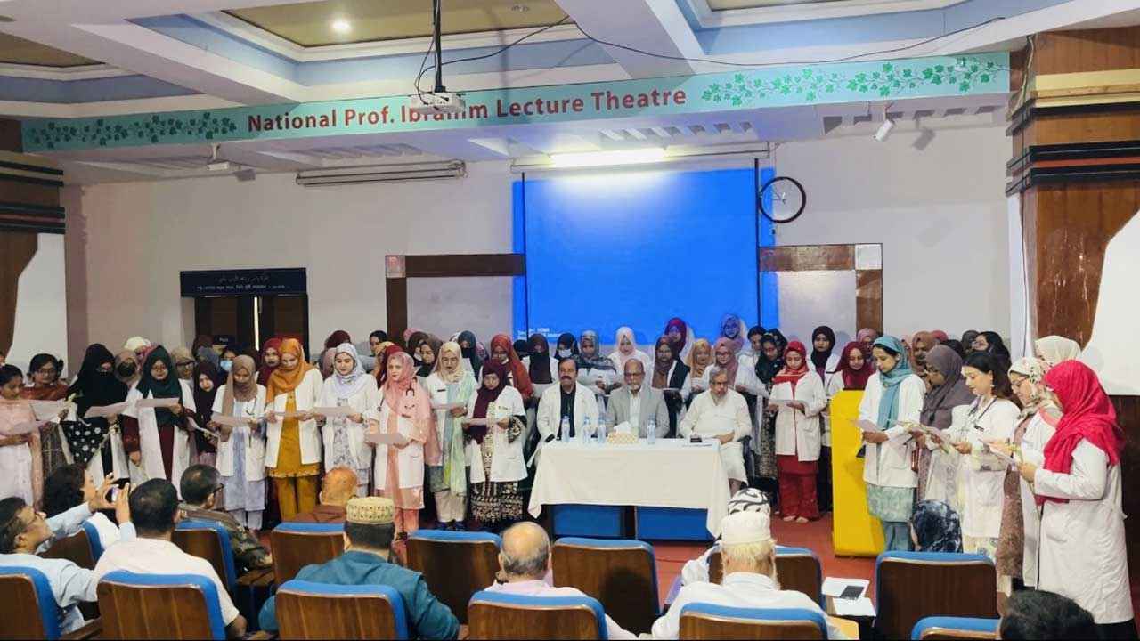 আদ-দ্বীন মেডিকেল কলেজ হাসপাতালে নবীন ইন্টার্ন চিকিৎসকদের শপথ গ্রহণ