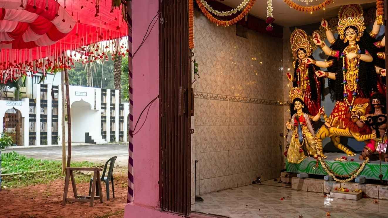 বাংলাদেশে বহুকাল ধরে ধর্মীয় সম্প্রীতি বজায় রয়েছে। ছবি: সংগৃহীত