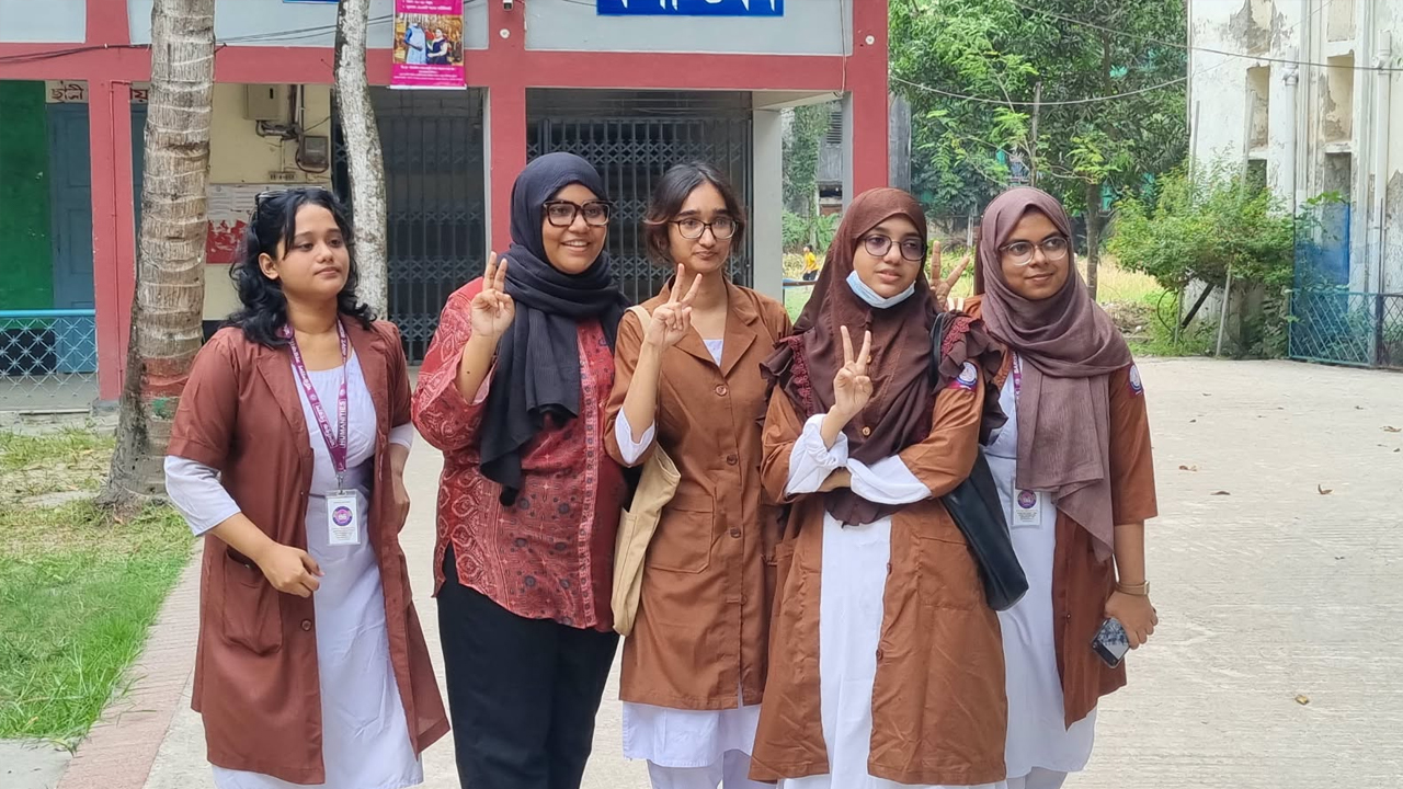 বরিশাল বোর্ডে এইচএসসির ফল বিপর্যয় হয়েছে। ছবি- ঢাকা মেইল