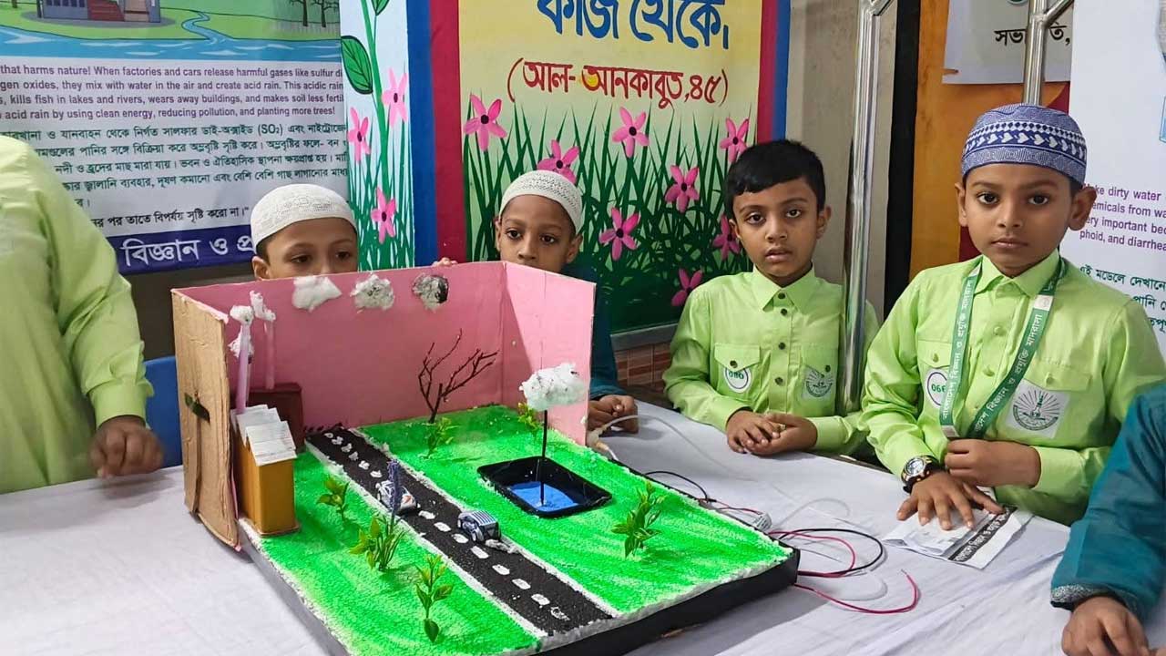 শিশুদের উদ্ভাবন নজর কাড়ছে সবার। ছবি: সংগৃহীত