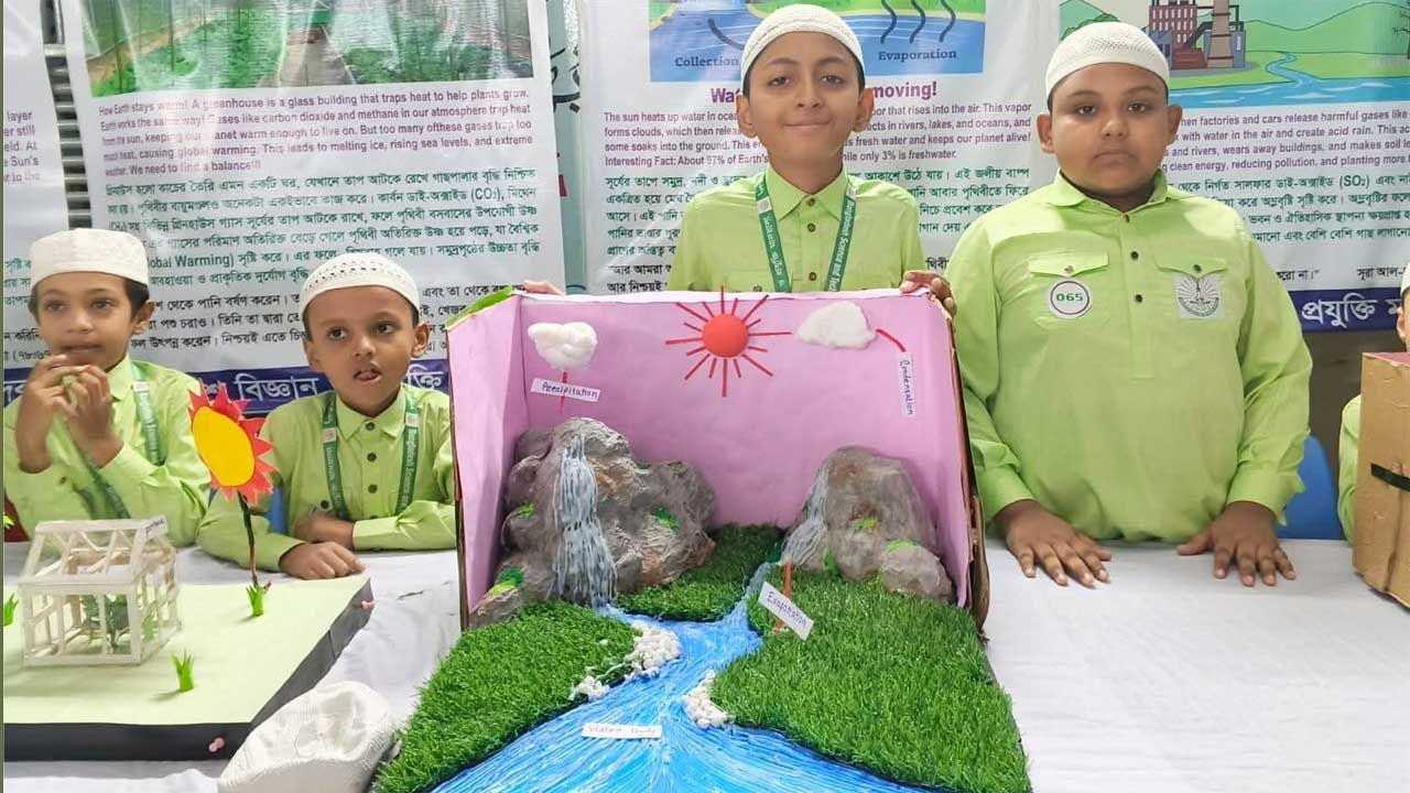 প্রযুক্তিতে পিছিয়ে নেই মাদরাসা শিক্ষার্থীরাও। ছবি: সংগৃহীত