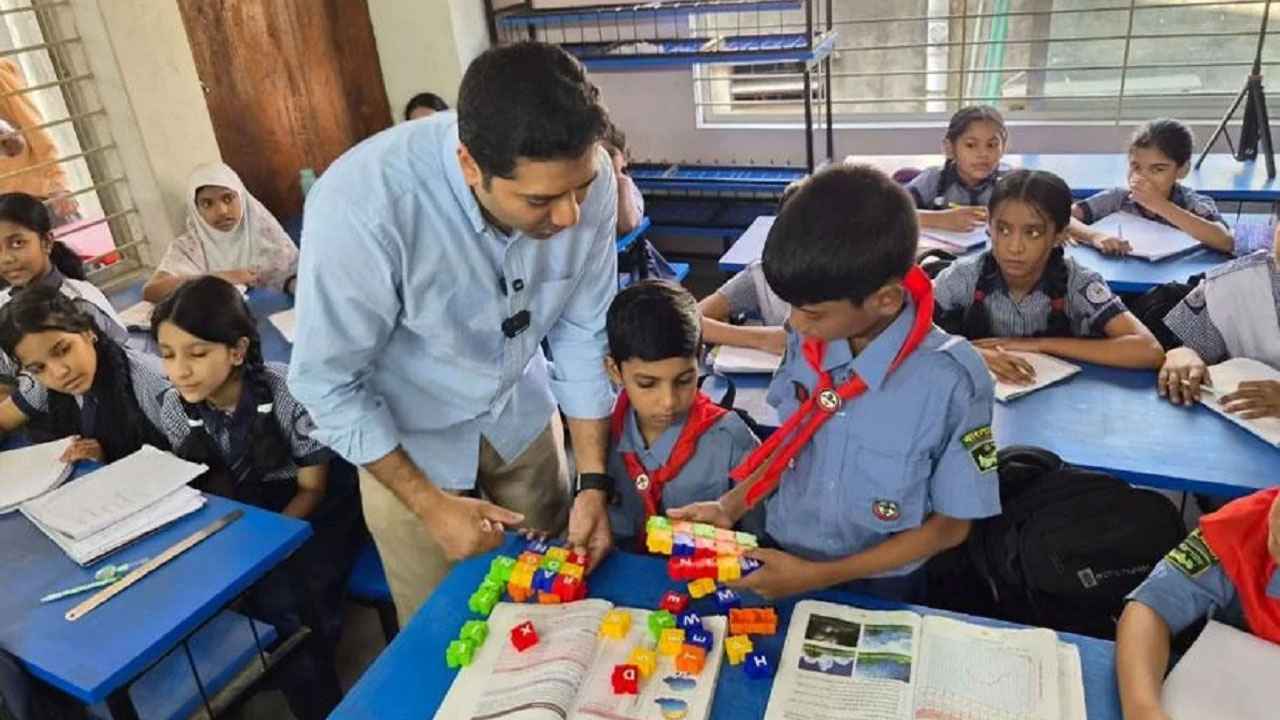 খেলাধুলার ছলে শিক্ষার্থীদের শিখনদক্ষতা যাচাই ববি হাজ্জাজের