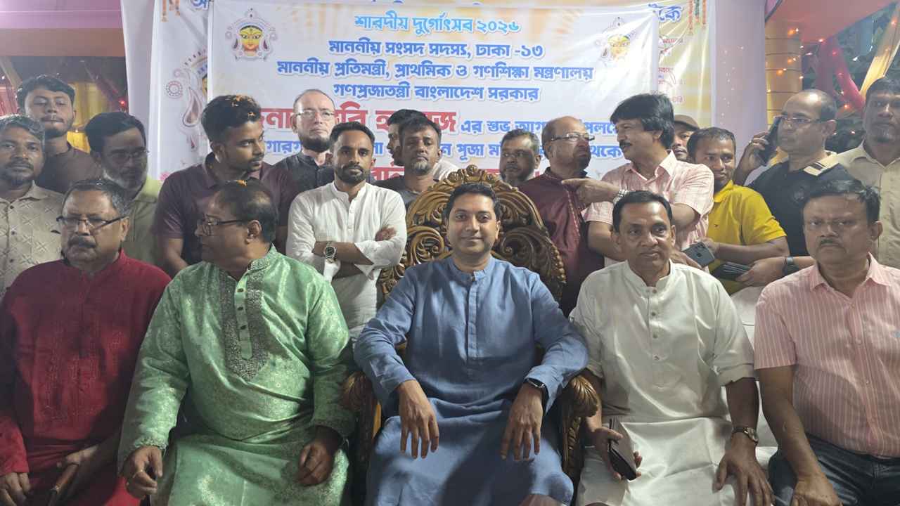 নিজ আসনের বিভিন্ন পূজামণ্ডপ পরিদর্শন করলেন ববি হাজ্জাজ