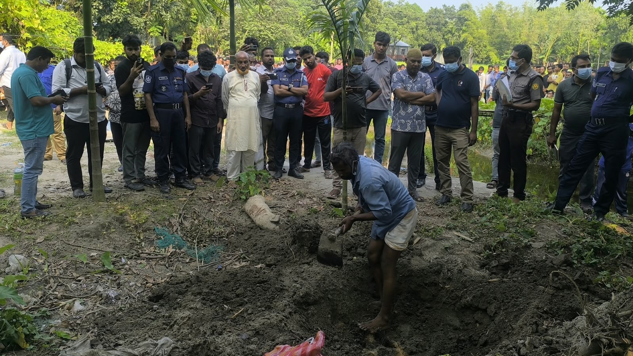 নীলফামারীর ডিমলা উপজেলায় মাটি খুঁড়ে কিশোরের মরদেহ উদ্ধার। ছবি- ঢাকা মেইল