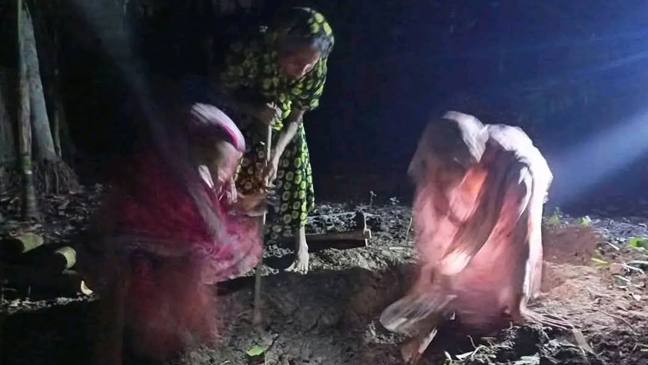 মানিক পশারীর স্ত্রী ও মেয়েসহ পরিবারের সদস্যরা রাতের আঁধারে মোবাইলের আলো ধরে কবর খুঁড়ছেন।