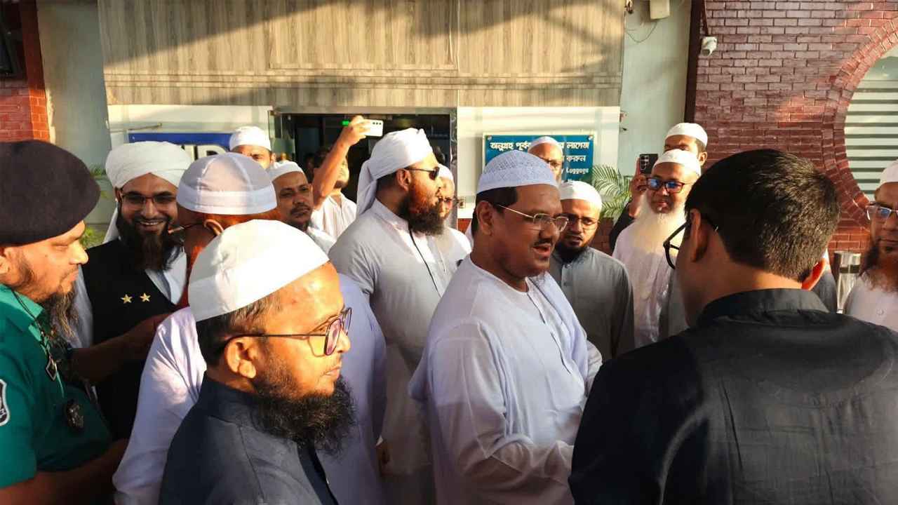 ১৪ দিনের দাওয়াতি সফরে যুক্তরাষ্ট্রে যাচ্ছেন চরমোনাই পীর