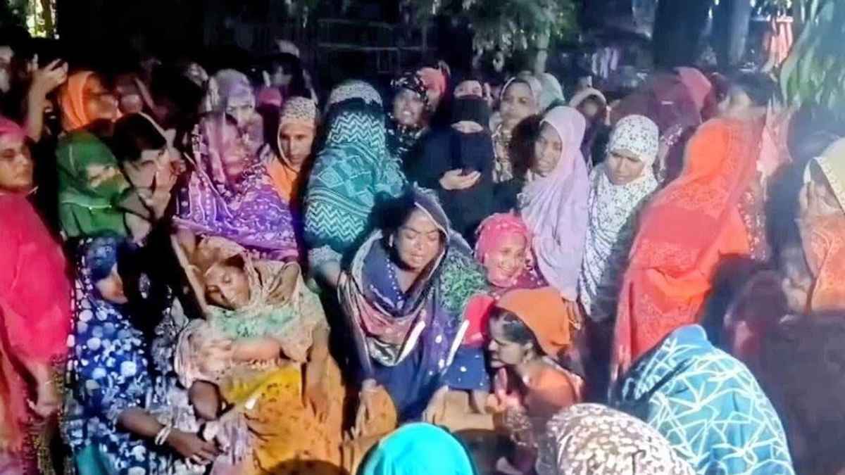 ভ্যান নিয়ন্ত্রণ হারিয়ে বৈদ্যুতিক খুঁটিতে ধাক্কা, স্কুলছাত্র নিহত