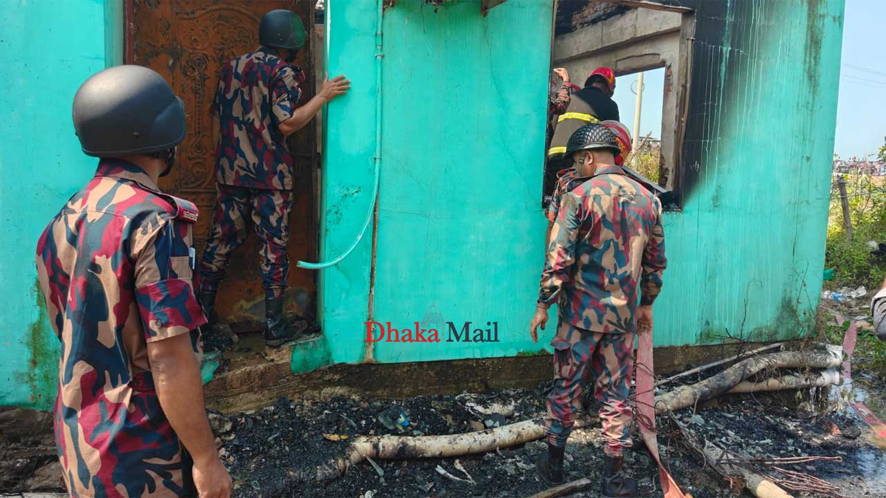 মৃতের সংখ্যা আরও বাড়তে পারে বলে আশঙ্কা করা হচ্ছে। ছবি: ঢাকা মেইল