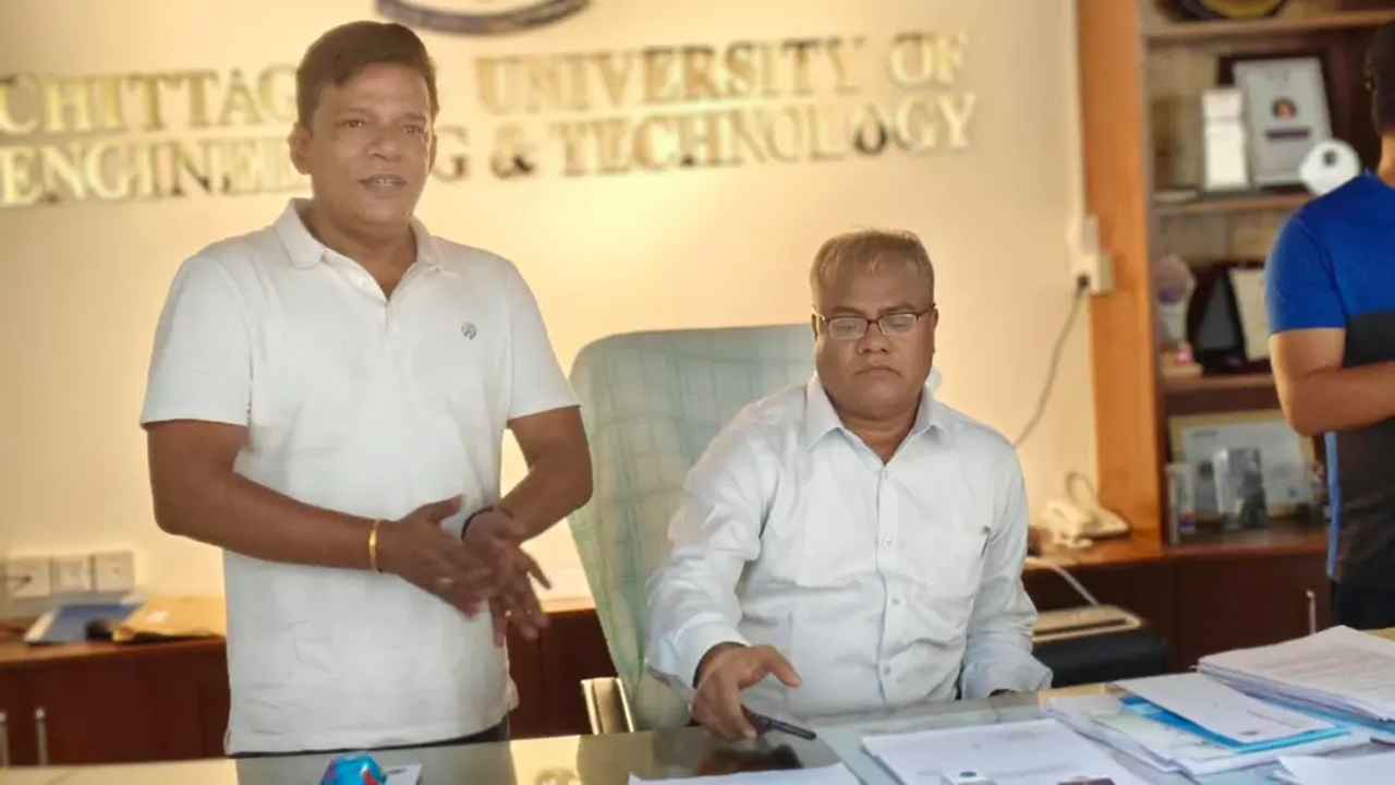 তালা ভেঙে প্রশাসনিক ভবনে ঢুকলেন চুয়েটের নতুন উপাচার্য