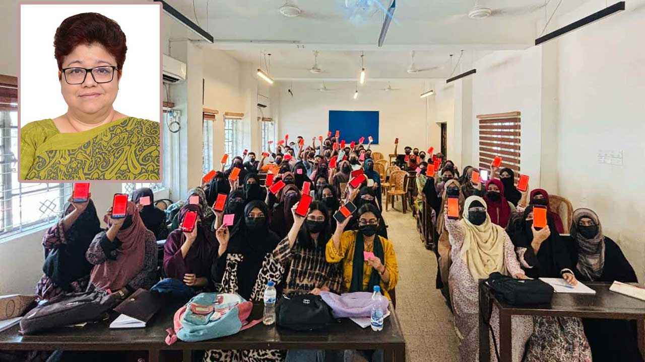 ঢাবি শিক্ষক তাসনিম সিরাজকে ‘লাল কার্ড’ দেখালেন শিক্ষার্থীরা