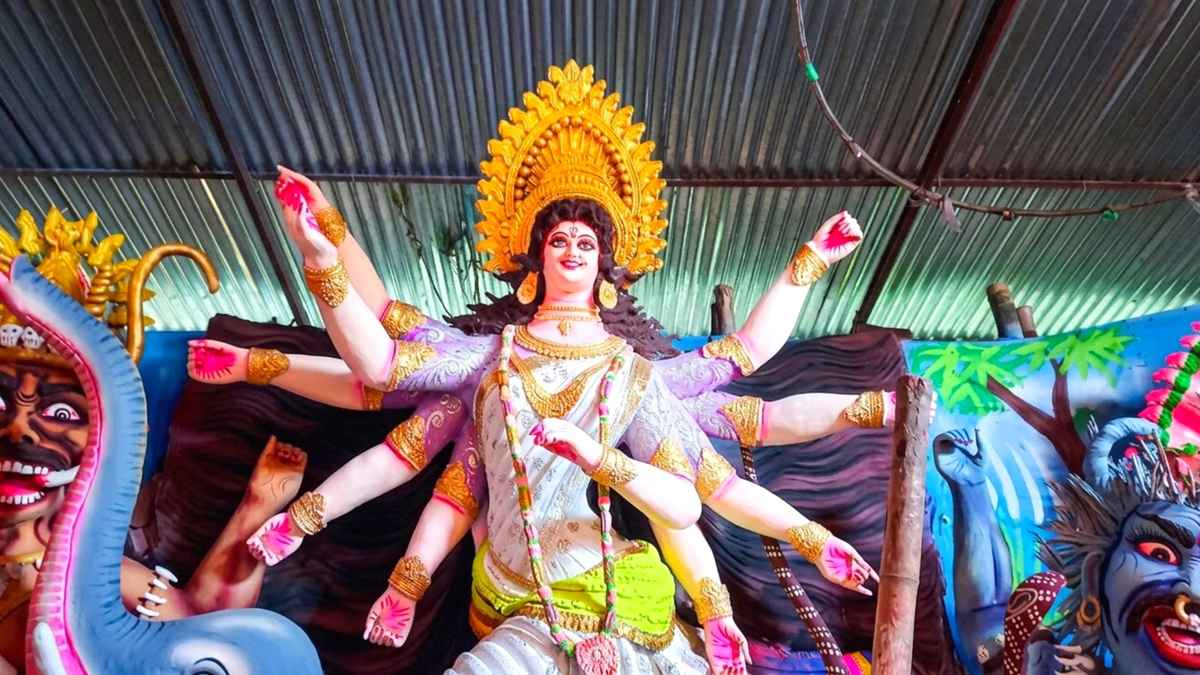 প্রতিমা তৈরিতে ব্যস্ততা বাড়লেও মজুরি নিয়ে হতাশ কারিগররা