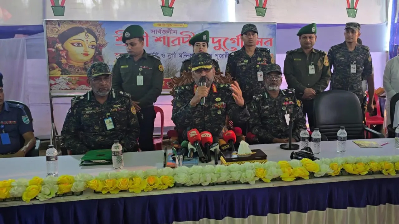 গাজীপুর কালিয়াকৈ দুর্গামন্দির পরিদর্শনে আনসার ও গ্রাম প্রতিরক্ষা বাহিনীর মহাপরিচালক মেজর জেনারেল আবদুল মোতালেব সাজ্জাদ মাহমুদ।