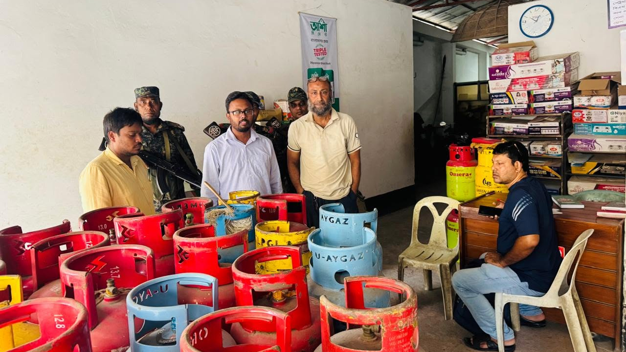 গ্যাস সিলিন্ডারের দোকানে জাতীয় ভোক্তা-অধিকার সংরক্ষণ অধিদফতরের অভিযান। ছবি- সংগৃহীত