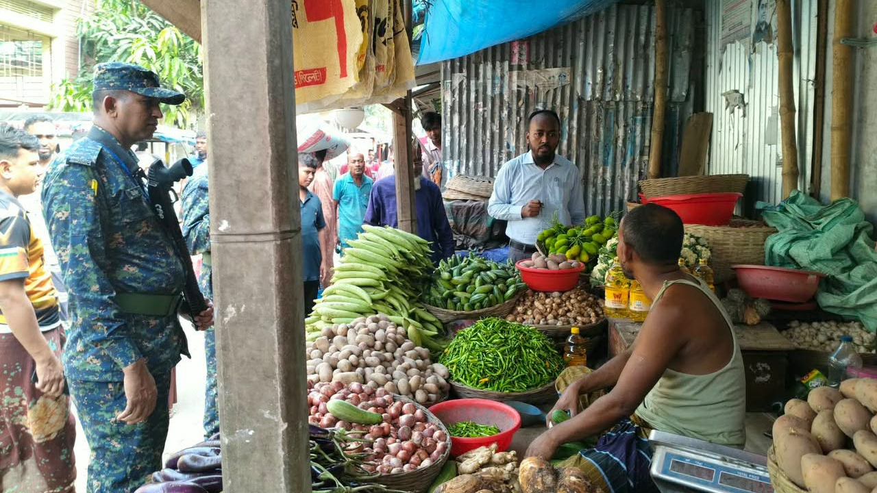 কাঁচাবাজারে জাতীয় ভোক্তা-অধিকার সংরক্ষণ অধিদফতরের অভিযান। ছবি- সংগৃহীত
