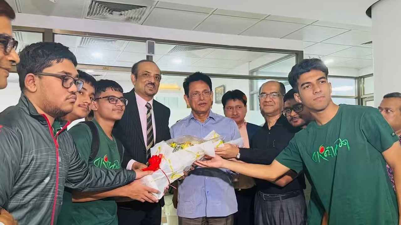 শিক্ষামন্ত্রীর সঙ্গে ফিজিক্স অলিম্পিয়াডে পদকজয়ী শিক্ষার্থীদের সাক্ষাৎ