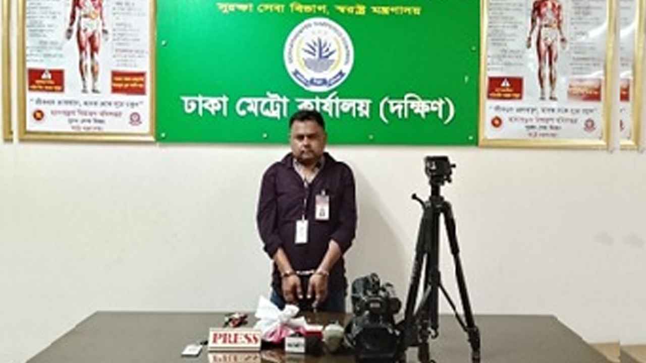 ‘প্রেস’ লেখা মাইক্রোবাসে তল্লাশি, ৫২০০ পিস ইয়াবাসহ আটক ভুয়া সাংবাদিক