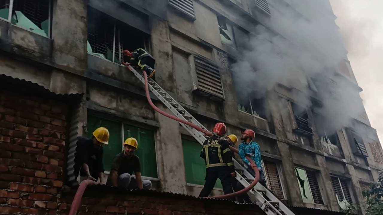 তিন ঘণ্টার চেষ্টায় গাজীপুরের গার্মেন্টসের আগুন নিয়ন্ত্রণে