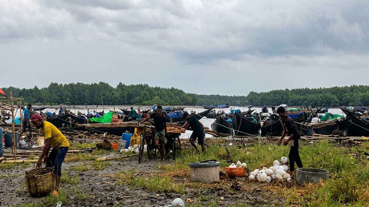 মৌসুমের শুরুতেই ঘূর্ণিঝড় অর্ণবের কবলে ৭ হাজার শুঁটকি জেলে