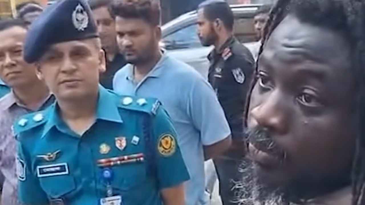 ঢাকেশ্বরী মন্দিরে ডকুমেন্টস চাওয়ায় পুলিশের সঙ্গে বিদেশি নাগরিকের তর্ক