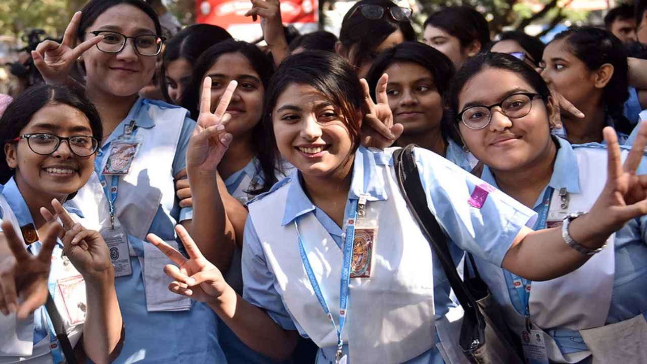 এইচএসসি পরীক্ষায় কোন বোর্ডে পাসের হার ও জিপিএ-৫ এর সংখ্যা কত?
