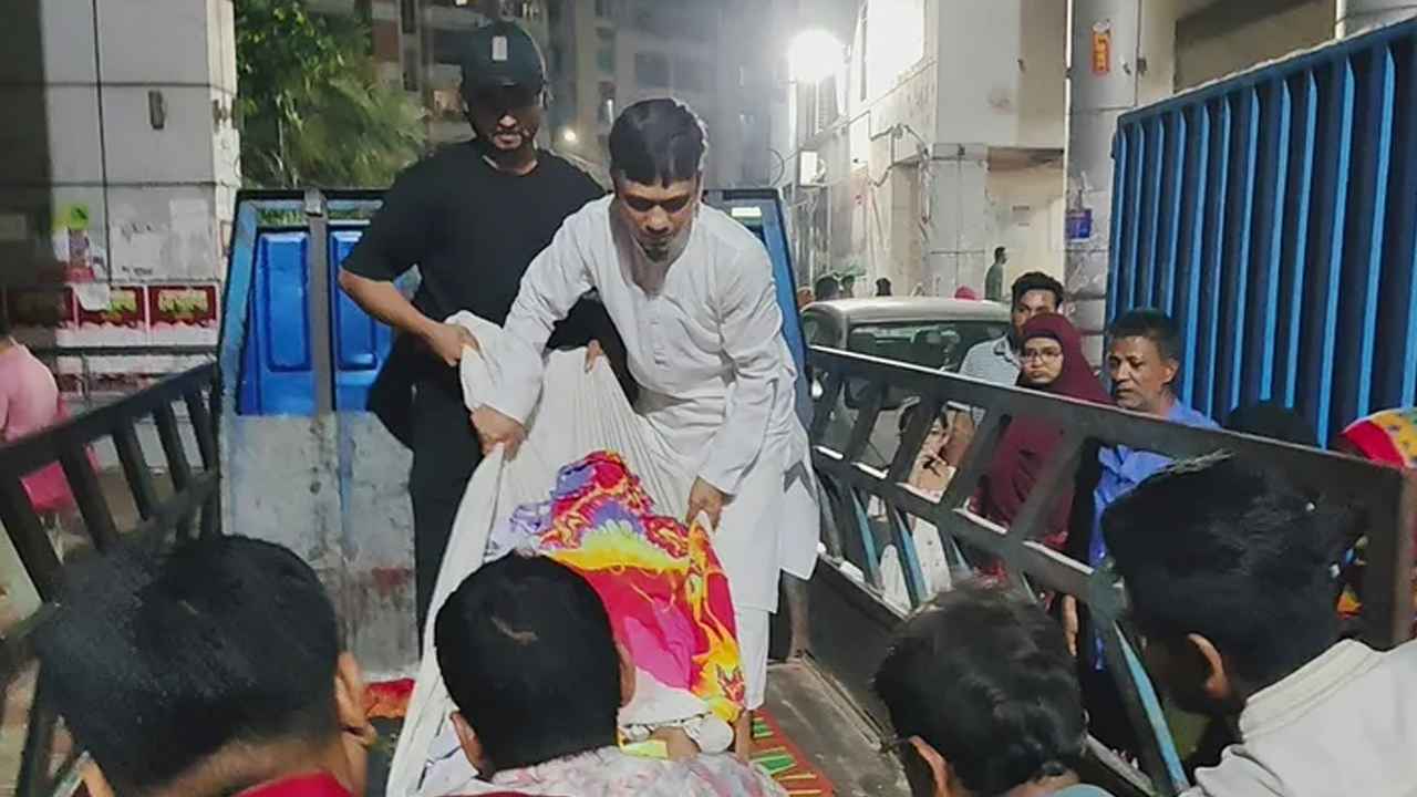 অ্যাম্বুলেন্স মালিক সমিতির ধর্মঘটের কারণে ঢাকা হাসপাতালে আসা রোগীরা অ্যাম্বুলেন্স না পেয়ে চরম দুর্ভোগে পড়েন।